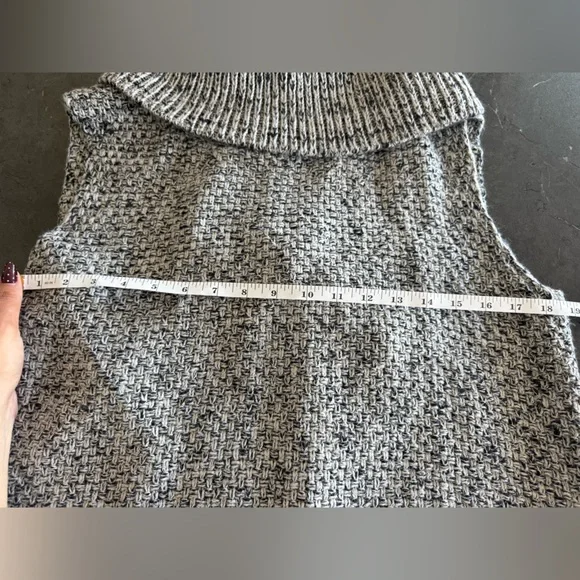 VINTAGE BEBE Black and White Turtleneck Sweater - Picture 2 of 4